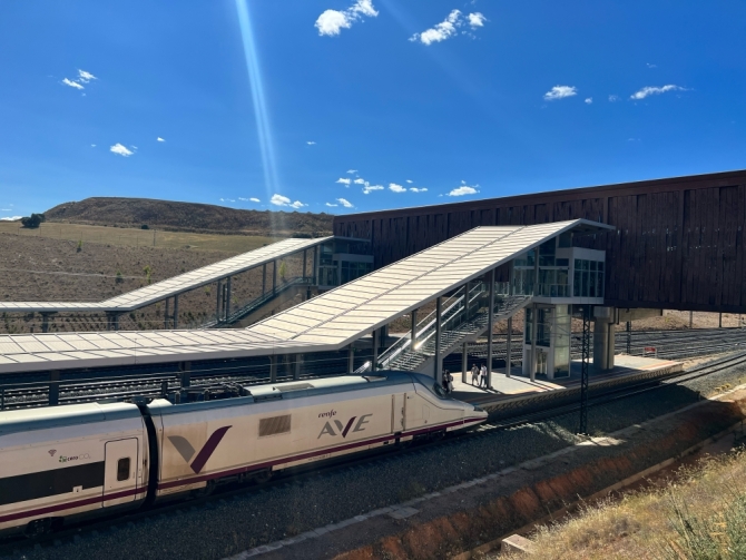 Tren AVE en la estación de Cuenca Tren AVE en la estación de Cuenca