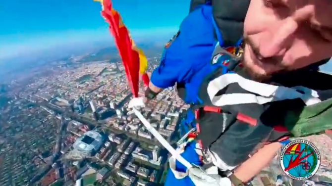 12-O: Así desciende la bandera de España desde los cielos de Madrid