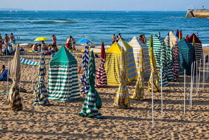 Cada verano se instalan 115 casetas en distintos puntos de la playa de San Lorenzo, manteniendo viva una tradición centenaria ligada a Gijón. Cada verano se instalan 115 casetas en distintos puntos de la playa de San Lorenzo, manteniendo viva una tradición centenaria ligada a Gijón.