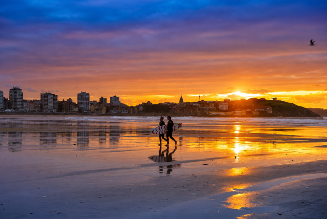 Los surfistas forman parte del paisaje habitual de San Lorenzo, una de las playas urbanas más populares del Cantábrico para la práctica de este deporte. Los surfistas forman parte del paisaje habitual de San Lorenzo, una de las playas urbanas más populares del Cantábrico para la práctica de este deporte.