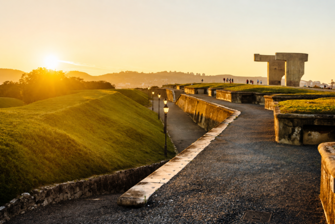 El Elogio del Horizonte, obra de Eduardo Chillida, preside el cerro de Santa Catalina y es uno de los grandes iconos de Gijón. El Elogio del Horizonte, obra de Eduardo Chillida, preside el cerro de Santa Catalina y es uno de los grandes iconos de Gijón.