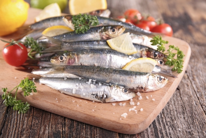 El pescado azul aporta omega-3 y proteínas, nutrientes relacionados con la recuperación muscular tras el ejercicio. El pescado azul aporta omega-3 y proteínas, nutrientes relacionados con la recuperación muscular tras el ejercicio.