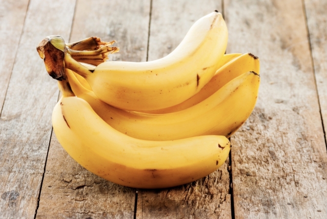 El plátano aporta potasio y carbohidratos, dos elementos importantes para recuperar energía después del esfuerzo físico. El plátano aporta potasio y carbohidratos, dos elementos importantes para recuperar energía después del esfuerzo físico.