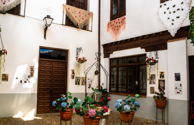 Uno de los patios tradicionales de Toledo, donde flores, arquitectura popular y elementos cotidianos mantienen viva una forma de habitar la ciudad que ha pasado de generación en generación. Uno de los patios tradicionales de Toledo, donde flores, arquitectura popular y elementos cotidianos mantienen viva una forma de habitar la ciudad que ha pasado de generación en generación.