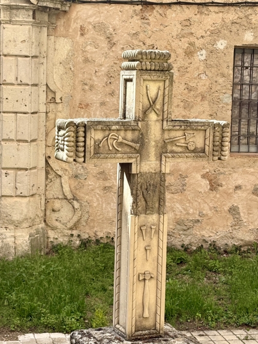 Detalle de la Cruz del Diablo. La tradición popular asegura que en esta piedra quedó marcada la huella de un joven que buscó refugio frente al Diablo. Detalle de la Cruz del Diablo. La tradición popular asegura que en esta piedra quedó marcada la huella de un joven que buscó refugio frente al Diablo.