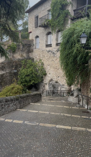 La bajada al santuario de la Virgen de las Angustias conserva parte del encanto histórico de uno de los paseos más emblemáticos de Cuenca. La bajada al santuario de la Virgen de las Angustias conserva parte del encanto histórico de uno de los paseos más emblemáticos de Cuenca.