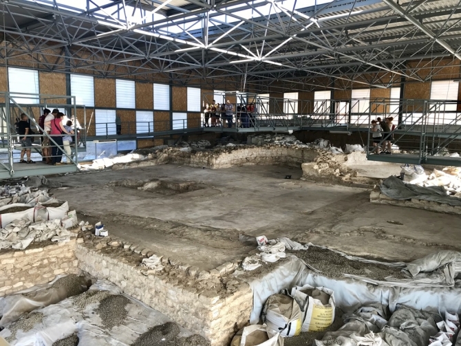 Visitantes recorren la zona arqueológica de la Villa Romana de Noheda. Visitantes recorren la zona arqueológica de la Villa Romana de Noheda.