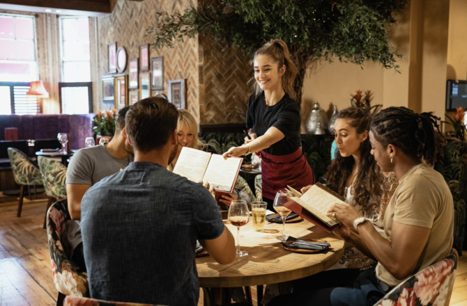 Los restaurantes manejan mucho dinero en efectivo