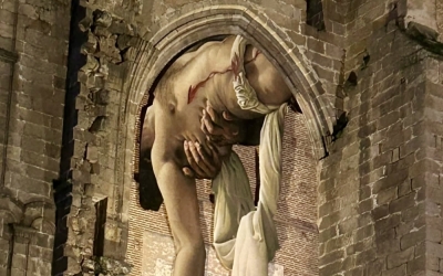 Imagen de la noticia: Cartel de la Semana Santa de Plasencia 2025: un impactante mural hiperrealista