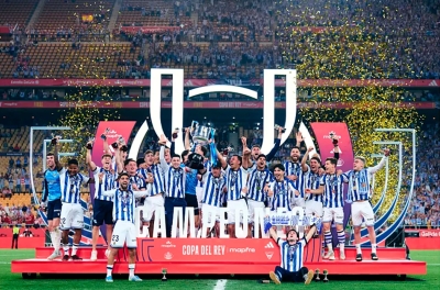 La Real Sociedad levanta el trofeo de la Copa del Rey