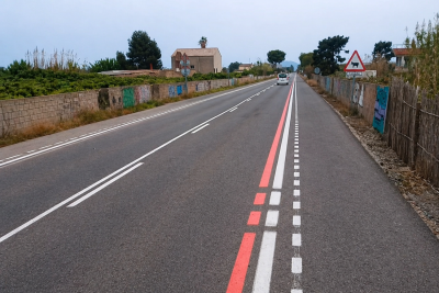 líneas rojas en carretera en Valencia alertan de ciclistas y mejoran la seguridad vial en España
