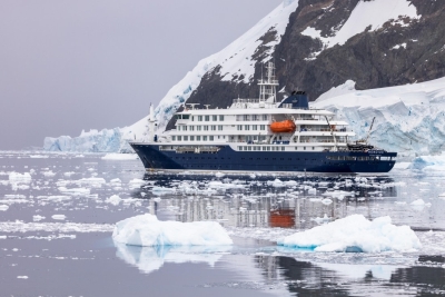 Crucero polar MV Hondius navegando entre icebergs en la Antártida durante una expedición