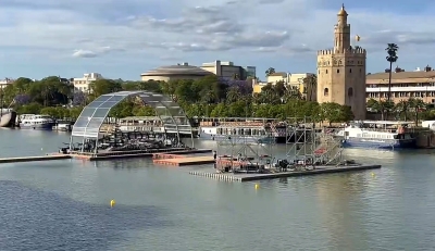 Montaje de plataformas sobre el Guadalquivir en Sevilla para la premiere de Berlín y la dama del armiño de Netflix