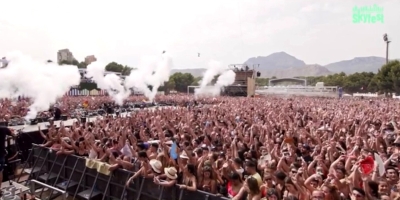 Concierto multitudinario en Benidorm con miles de personas y gran escenario iluminado en SkyFest