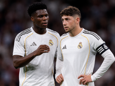 Aurélien Tchouaméni y Fede Valverde conversan durante un partido del Real Madrid en plena polémica por su enfrentamiento en el vestuario.
