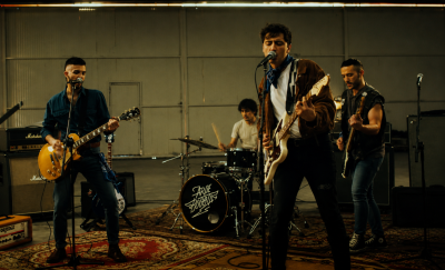 Arde Bogotá durante una actuación en el videoclip de “Instrucciones”, la nueva canción estrenada por la banda murciana.