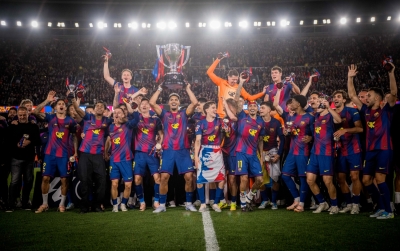 Plantilla del FC Barcelona celebrando el campeonato de Liga después de ganar el Clásico al Real Madrid.