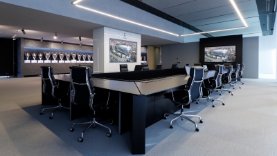 Sala de juntas del Real Madrid en Valdebebas con las Copas de Europa al fondo