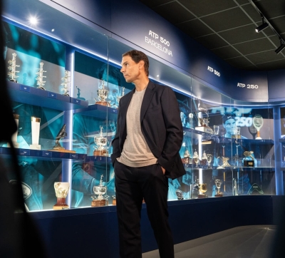 Rafa Nadal junto a algunos de los trofeos expuestos en su nuevo museo de Manacor