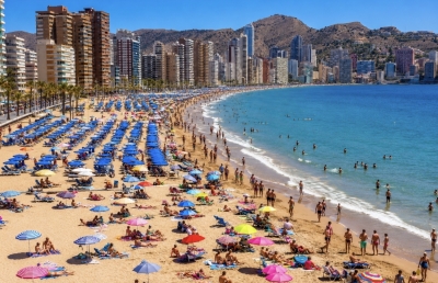 Ambiente veraniego en la Playa de Levante de Benidorm durante un fin de semana de altas temperaturas.