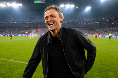Luis Enrique sonríe sobre el terreno de juego tras conseguir otro título con el PSG