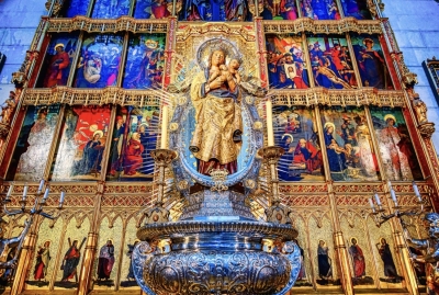 Virgen de la Almudena en la Catedral de Madrid, distinguida con la Rosa de Oro concedida por el papa León XIV.