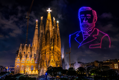 Sagrada Familia iluminada durante el homenaje a Antoni Gaudí y la bendición de la Torre de Jesucristo por el Papa León XIV.
