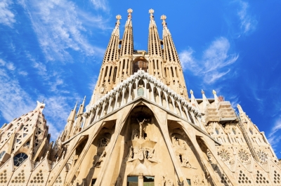 Fachada de la Pasión y torres de la Sagrada Familia en Barcelona, obra de Antoni Gaudí, durante las obras de construcción del templo.