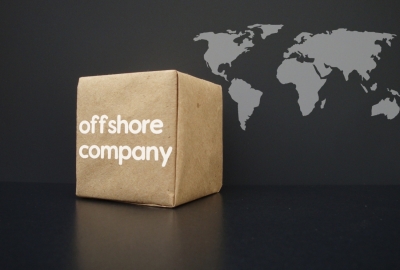 Sociedad offshore y negocios internacionales representados sobre un mapa del mundo.