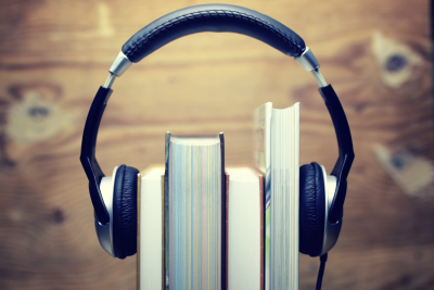 Libros y auriculares, dos de las opciones culturales que pueden adquirirse con el Bono Cultural Joven 2026 de 400 euros.