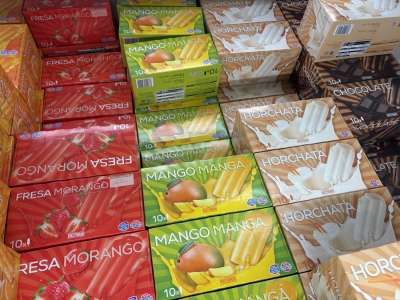 Cajas de polos y helados Hacendado de Mercadona, con variedades de mango, fresa, horchata y chocolate expuestas en un congelador.