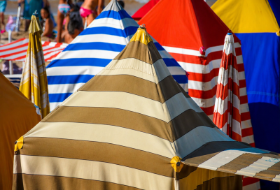 Casetas de colores en la playa de San Lorenzo de Gijón durante la temporada de verano.