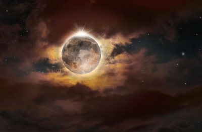 Recreación artística de la Luna durante un eclipse entre nubes oscuras y un cielo estrellado.